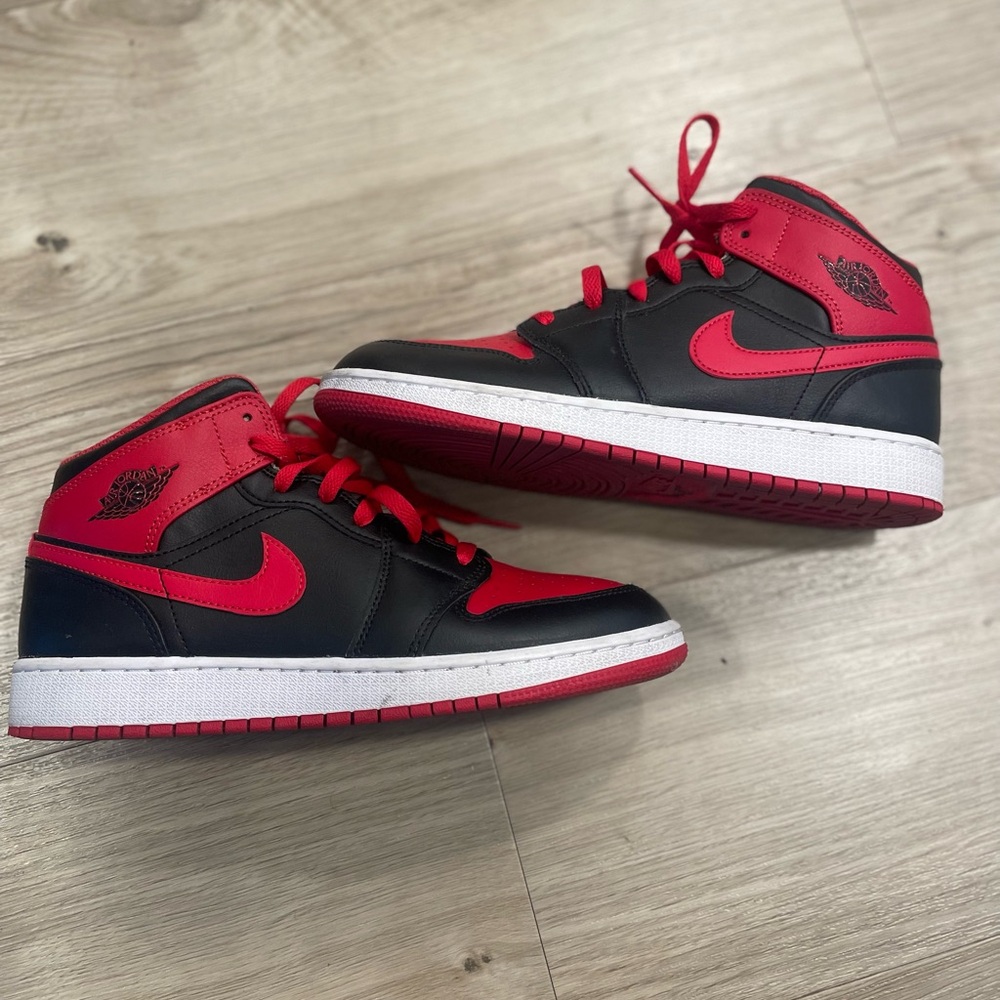 Air Jordan 1 Mids - Picture 2 of 6